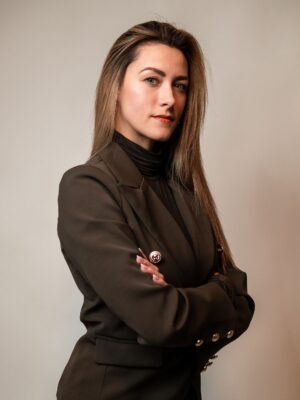 MENTORING 1:1 – uporządkuj lokal i zacznij zarządzać wynikiem To nie jest kurs ani szkolenie. To indywidualna współpraca, podczas której przez 2 miesiące pracujemy nad Twoim lokalem, zespołem i wynikiem. Spotykamy się co tydzień online i skupiamy wyłącznie na tym, co realnie wpływa na rentowność, organizację i codzienne funkcjonowanie restauracji. Zyskujesz konkretne działania, bieżące wsparcie i rozwiązania dopasowane do Twojego lokalu – bez teorii i działania „na czuja”. Zgłoś się i sprawdźmy, co dziś blokuje rozwój Twojego lokalu.